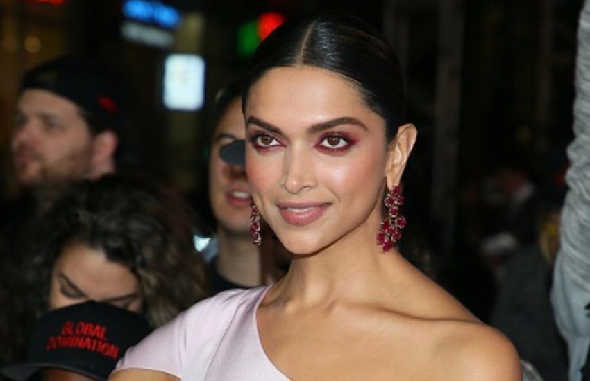 Priyanka Chopra, Deepika Padukone, Comparison, xxx return of the xander cage, baywatch, vin diesel, dwyne Johnson