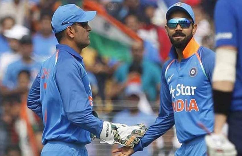 ms dhoni, virat kohli, india cricket team, dhoni and kohli, virat kohli captaincy match, pune ODI, india vs england, dhoni help kohli in pune, dhoni without captaincy, cricket news