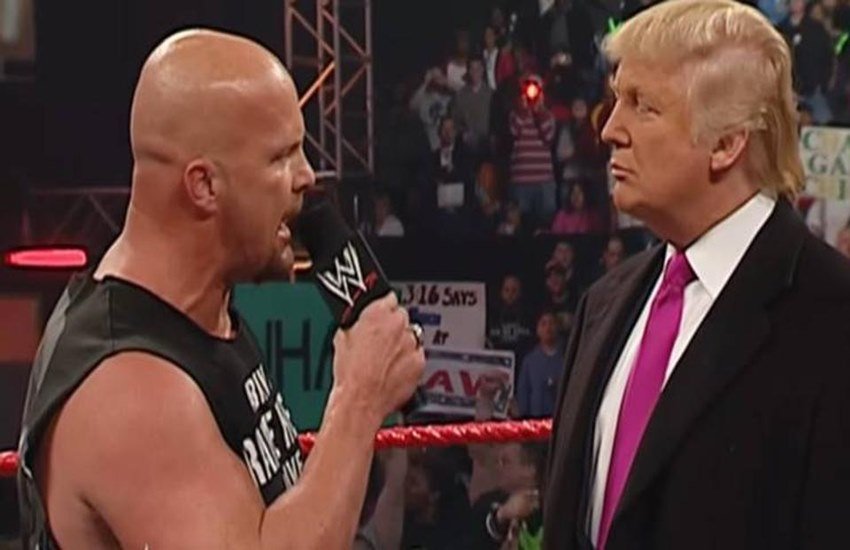 WWE के एक शो के दौरान डोनाल्ड ट्रंप और स्टोन कोल्ड स्टीव अॉस्टिन।
