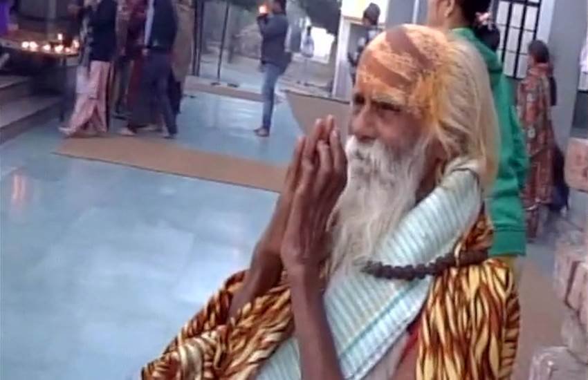 16वीं बार फक्कड़ बाबा ने भरा पर्चा। (ANI Photo)