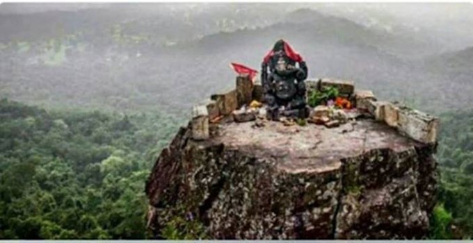 प्राचीन गणेश प्रतिमा को पहाड़ी से गिराकर खंडित किया, नक्सलियों पर शक