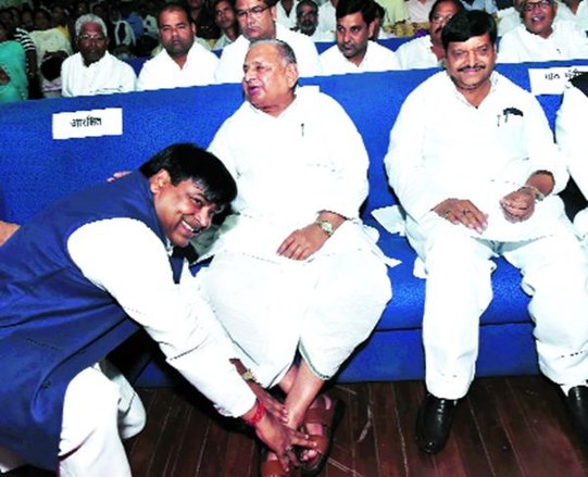 अखिलेश सरकार में मंत्री और बलात्कार के आरोपी गायत्री प्रजापति का पासपोर्ट जब्त, ग़ैर-ज़मानती वारंट भी जारी