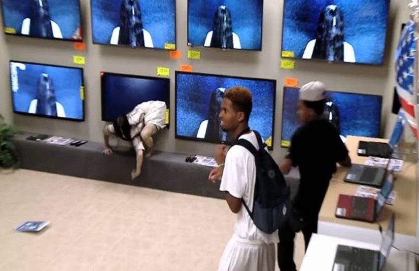 टीवी से निकली भूतनी को देखकर भागे लोग। (Videograb) टीवी से निकली भूतनी को देखकर भागे लोग। (Videograb)