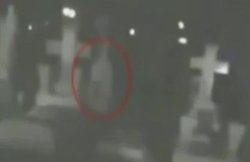 क्रबिस्तान में कब्र के पास लटका दिखा ‘भूत’, कैमरे में कैद हुआ हैरान करने वाला VIDEO