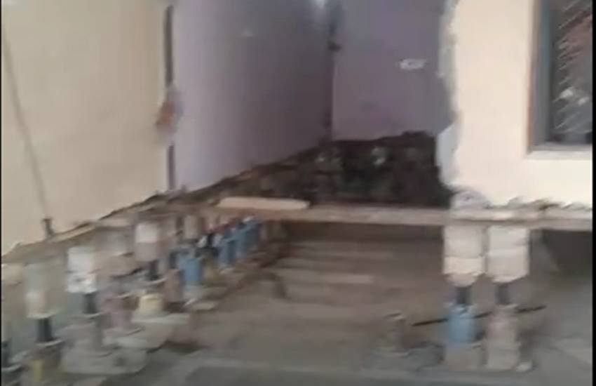 मुकेश लाम्बा ने बने बनाए मकान को ऊपर उठाने का काम हरियाणा के राजेश कुमार को दिया।