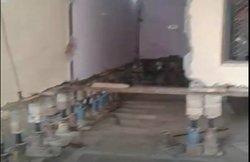 मध्यप्रदेश: जबलपुर में एक मंजिला मकान को जैक के जरिए जमीन से डेढ़ फीट ऊपर उठाया गया