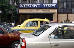 जानिए टैक्स छूट के लिहाज से अपनी कार रखना फायदेमंद है या कंपनी से लेना?