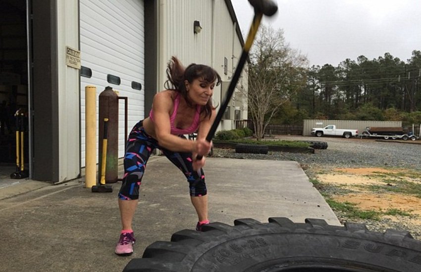 सोशल मीडिया पर 50 साल की महिला ने मचाई सनसनी। (Screengrab)