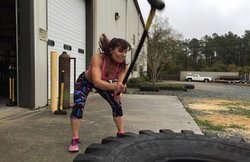 वीडियो: 50 साल की महिला ने एब्स बनाकर यू-ट्यूब पर फैलाई सनसनी, हर महीने करती है लाखों की कमाई