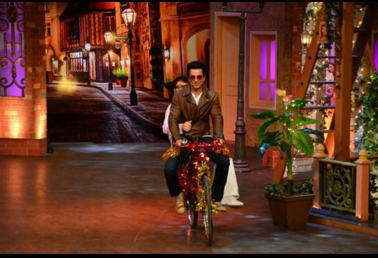 पिक्चर देख कर लग रहा है कपिल के मंच पर जैकी सोनू सुद के साथ साइकिल पर बैठ कर आते हैं। (pic source- twitter)