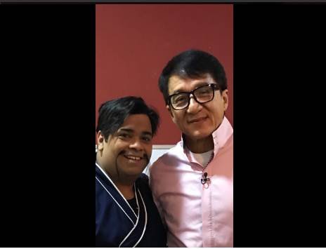 जैकी चैन कॉमेडिएन किकू शारदा के साथ।