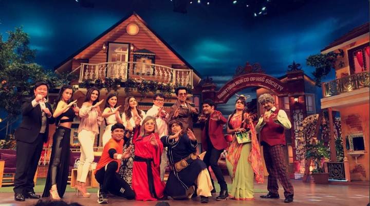 हॉलीवुड सुपरस्टार जैकी चैन अपनी अपकमिंग फिल्म कुंग फू योगा के प्रमोशन के लिए भारत पहुंच हुए हैं। उनकी एडवेंचर कॉमेडी और एक्शन फिल्म कुंग फू योगा रिलीज के लिए तैयार हैं। इसी सिलसिले में जैकी चैन फिल्म की कास्ट के साथ कपिल शर्मा के शो पर नजर आए। कपिल शर्मा के मंच पर जैकी चैन और शो से जुड़े तमाम दूसरे कॉमेडिएन की तस्वीरें ट्वीटर पर छाई हुई हैं। जल्द ही ये एपिसोड सोनी पर टेलिकास्ट किया जाएगा। (pic source- twitter)