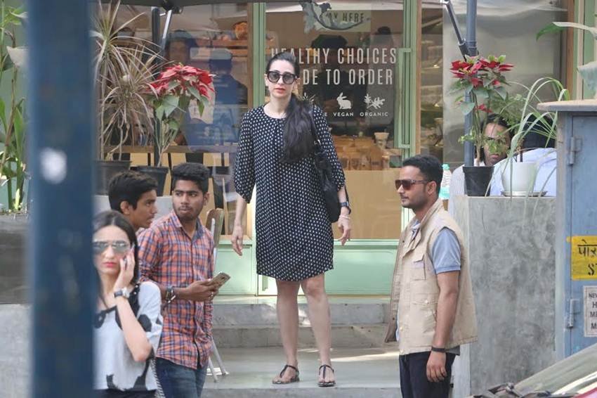 karishma kapoor, amrita arora, bandra, bollywood, karishma kapoor latest photos