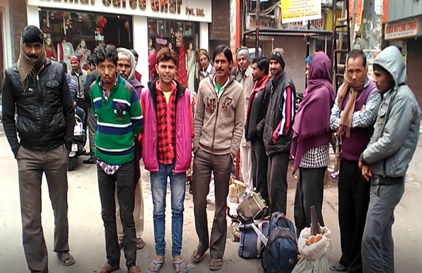 लक्ष्मी नगर के विजय चौक मार्केट में काम मिलने का इंतजार करते मजदूर। (फाइल फोटो)