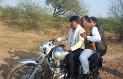 एमपी के मंत्री लाल सिंह आर्य ने सोशल मीडिया पर खुद पोस्ट की ऐसी तस्वीर जो बन गई उनके गले की हड्डी