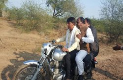 मध्यप्रदेश: ट्रैफिक नियमों का उल्लंघन करते दिखाई दिए प्रशासन राज्य मंत्री लाल सिंह आर्य