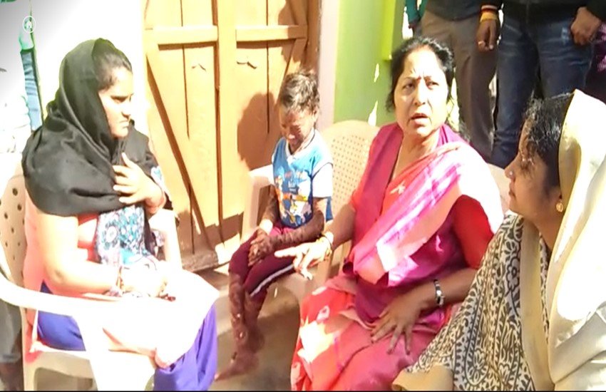 मध्य प्रदेश की पिछड़ा वर्ग तथा अल्पसंख्यक कल्याण और महिला एवं बाल विकास राज्य मंत्री ललिता यादव ने जनसत्ता डॉट कॉम पर प्रकाशित एक खबर पढ़कर पीड़ित लड़की का इलाज सरकारी खर्चे पर कराने का एलान किया है।