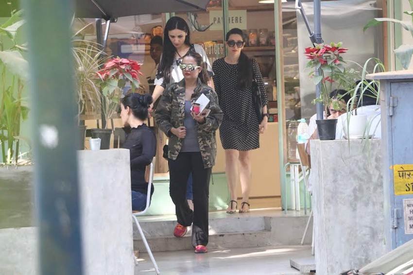 karishma kapoor, amrita arora, bandra, bollywood, karishma kapoor latest photos