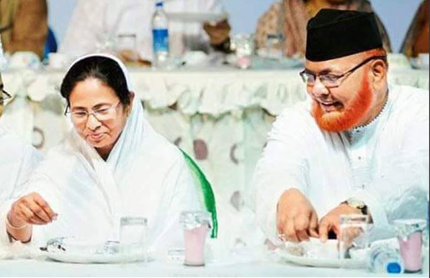 बंगाल की मुख्यमंत्री ममता बनर्जी और मौलाना इमाम नूरूर रहमान बरकती। (pic source- twitter)
