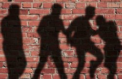 बीवी के घरवालों ने पति को गर्लफ्रेंड के साथ कमरे में पकड़ा तो जमकर की धुनाई, बनाया VIDEO