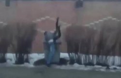 बेवफाई का हुआ शक तो बॉयफ्रेंड ने प्रेमिका को पब्लिक डस्टबिन में फेंका, CCTV में कैद हुआ बर्बरता भरा सलूक