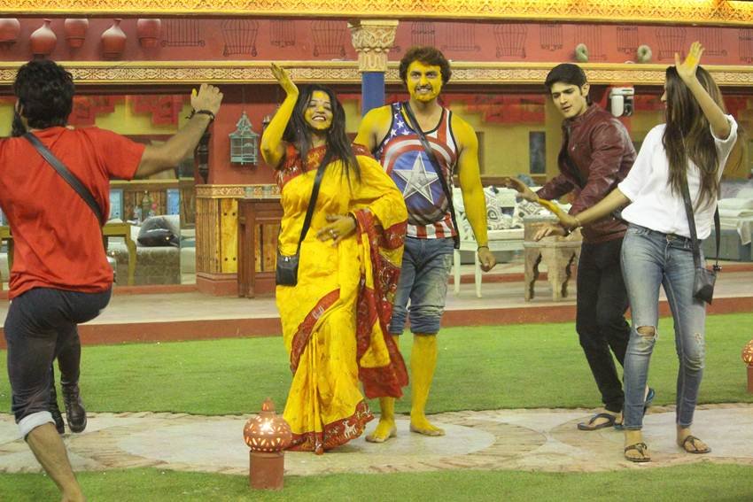 Bigg boss season 10, Manu Punjabi, Monalisa, Vikrant Singh Rajpoot, Bigg Boss Contestant Manu Punjabi, Salman Khan, Manu Punjabi Birthday, Manu Punjabi and Priya Saini relationship, hindi news, entertainment, monalisa marriage, monalisa marriage pics