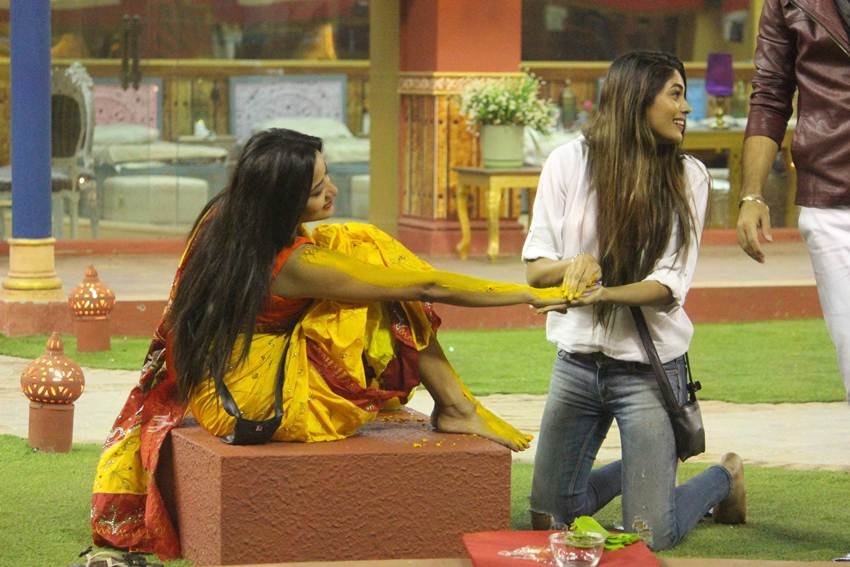 Bigg boss season 10, Manu Punjabi, Monalisa, Vikrant Singh Rajpoot, Bigg Boss Contestant Manu Punjabi, Salman Khan, Manu Punjabi Birthday, Manu Punjabi and Priya Saini relationship, hindi news, entertainment, monalisa marriage, monalisa marriage pics