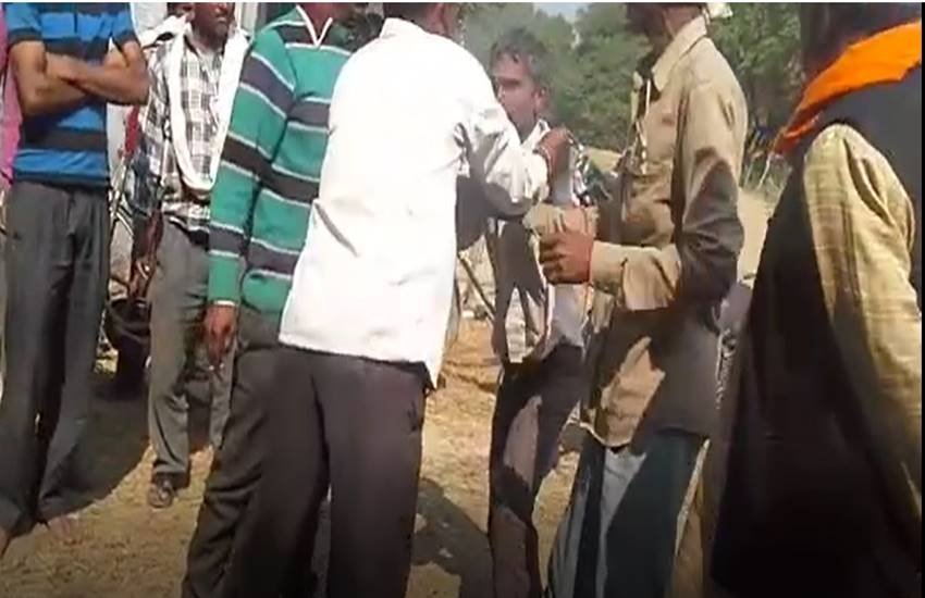 इस सभा में सरपंच सुरेश परिहार के अलावा गांव के अन्य लोग भी मौजूद थे।