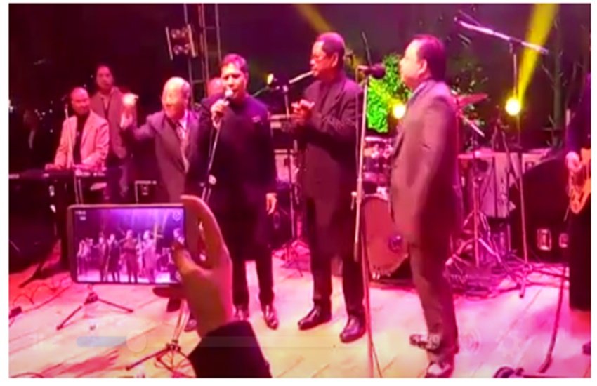mukul-sangma-singing-with-opposition-leaders