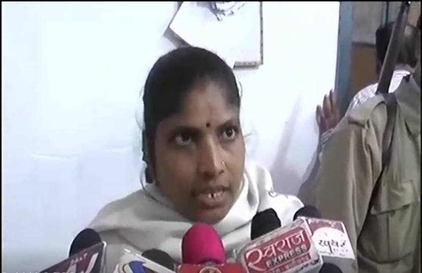 मोना रज​क ने अपने पहले पति के होते हुए दिलीप नाम के व्यक्ति से शादी कर ली थी।मोना रज​क ने अपने पहले पति के होते हुए दिलीप नाम के व्यक्ति से शादी कर ली थी।