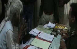 वीडियो: 75 वर्षीय फरियादी महिला ने पुलिस एसपी से सबके सामने कहा- ‘खर्चा-पानी’ के लिए दे दूंगी 500-1000