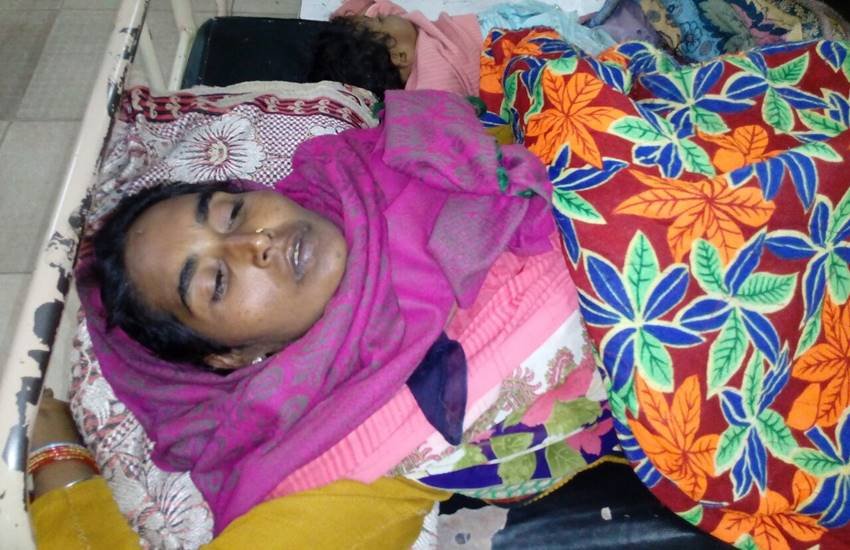 महिला के ऑपरेशन के बाद दर्द होने लगा था। महिला के ऑपरेशन के बाद दर्द होने लगा था।