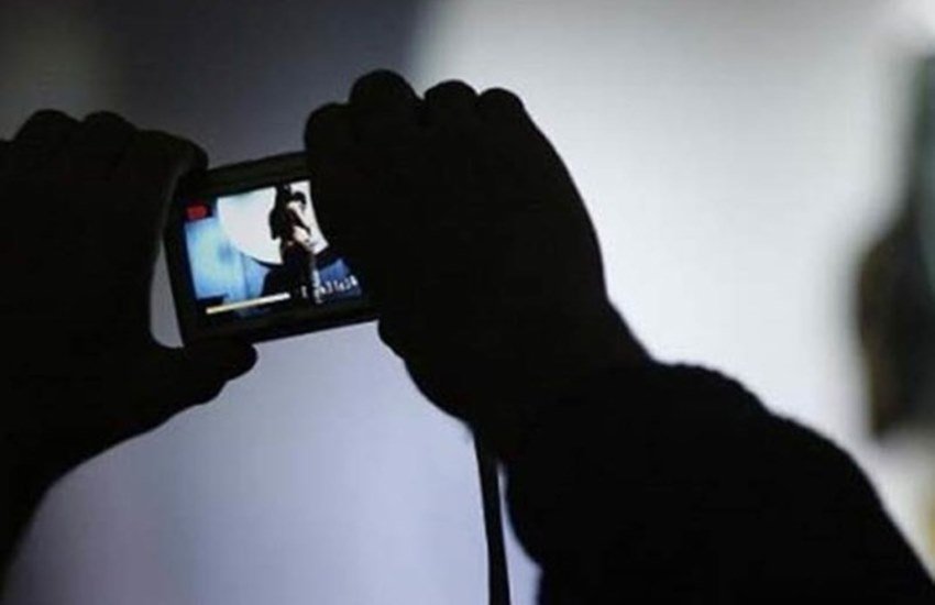 इंजीनियर की गलती से चल गई पॉर्न। (Representative Image) 