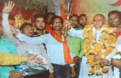 VHP नेता प्रवीण तोगड़िया के संग नजर आया कांग्रेस नेता की हत्या का आरोपी, तस्वीर हुई वायरल