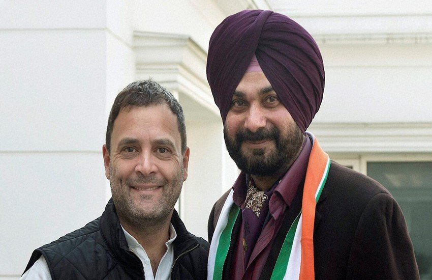 नवजोत सिंह सिद्धू राहुल गांधी की मौजूदगी में कांग्रेस में शामिल हुए। PTI Photo