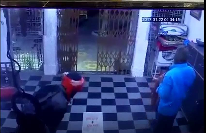 रतलाम में हृदयेश्वर महादेव मंदिर में चोरी का मामला सामने आया है।