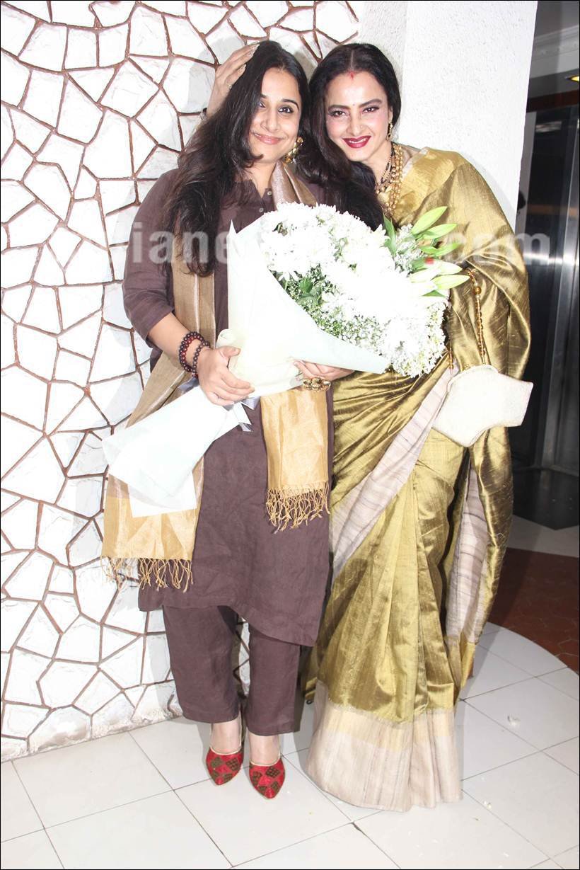 रेखा भी जावेद अख्तर की खास दोस्तों में से एक हैं। पार्टी में विद्या बालन के साथ तस्वीर खिंचवातीं रेखा।