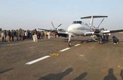 मध्य प्रदेश: मंदसौर जिले में रनवे पर उतरा पहला विमान, देखने के लिए उमड़ी भीड़