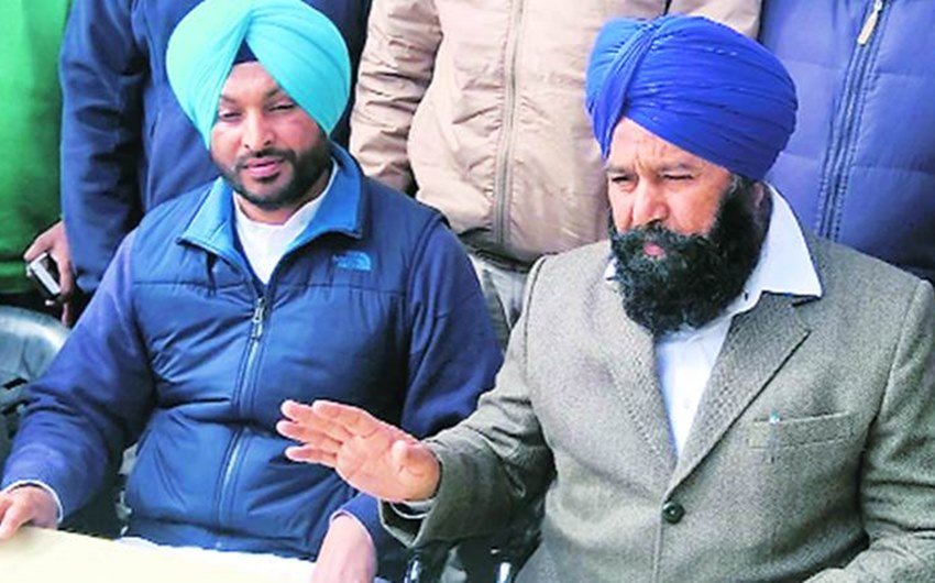 अकाली दल के सांसद शेर सिंह घुबाया (दाएं) और जलालाबाद से कांग्रेस उम्मीदवार रवनीत सिंह बिट्टू