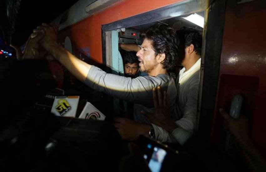 raees, shah rukh khan, vadodara railway station, august kranti, raees promotion, Fan Death, raees srk, srk train journey, srk in vadodara, raees fans, srk fans, srk fan inhured, srk fan dead, raees songs, Raees, SRK, Raees Film, Shah Rukh Khan, Shah Rukh Khan Train, SRK Mumbai to Delhi, Shah Rukh Khan Train Travel, Bandra Central, Entertainment, Jansatta