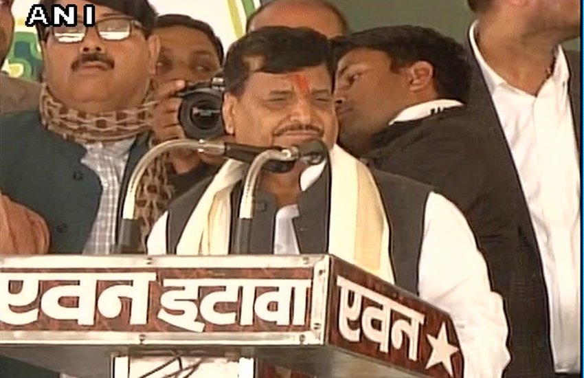 शिवपाल सिंह यादव इटावा में रैली के दौरान शिवपाल सिंह यादव इटावा में रैली के दौरान