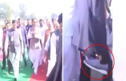 भाजपा कार्यकर्ता ने उठाए मध्य प्रदेश के सीएम शिवराज सिंह चौहान के जूते, वायरल हुआ VIDEO
