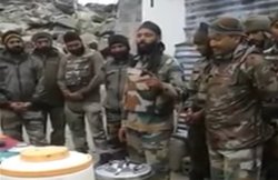 सेनाध्यक्ष की चेतावनी के घंटे भर बाद ही सिख सैनिक का सिंगिंग वीडियो वायरल- 10 महीने से छुट्टी नहीं मिली, रोटी और अचार खाता हूं