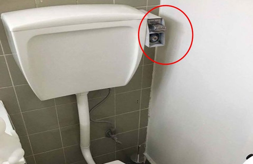 मकान मालिक ने किरायेदार के टॉयलेट के लगवाया में सिक्के से चलने वाला फ्लश। (Photo Source: Imgur) 