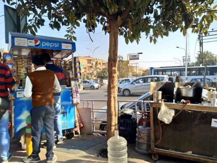 रियर कैमरा के लिए f/2.0 अपर्चर के साथ 16 मेगापिक्सल का लेंस दिया गया है