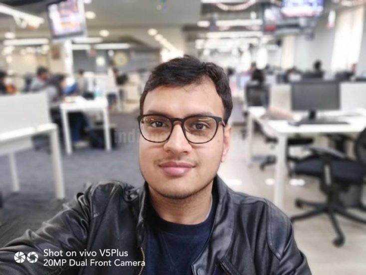 फोन में 20 MP और 8 मेगापिक्सल वाला डुअल फ्रंट कैमरा दिया गया है