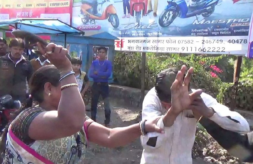 महिला द्वारा व्यक्ति की पिटाई के वीडियो का स्क्रीनशॉट