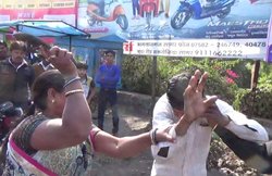 वीडियो: महिला ने सरेआम की चप्पल से पिटाई, कहा- फोन करके करता था अश्लील बातें, कहता था अकेले में मिलो