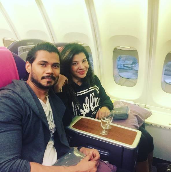 बॉलीवुड की फेमस डांसर में से एक संभावना सेठ इन दिनों अपने पति अविनाश द्विवेदी के साथ छुट्टियां मनाने गई हुई हैं।