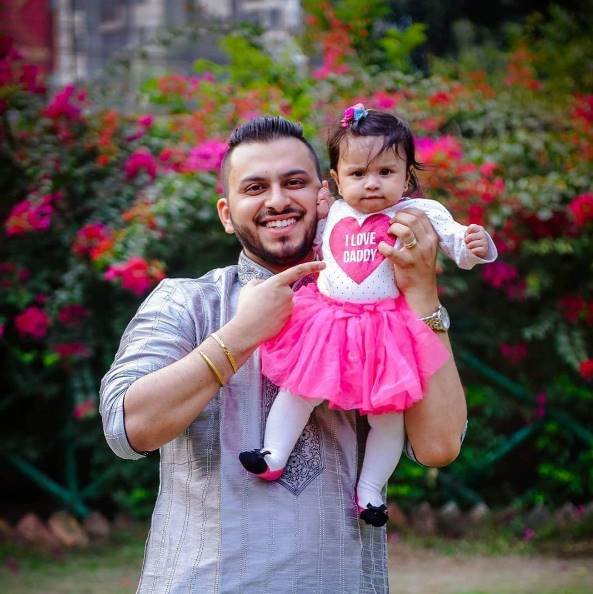 डैडी रोहित रॉय के साथ बेबी रेआना।